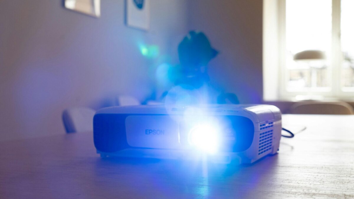 5 причин выбрать проектор для вашего ПК вместо монитора 7 yolk coworking krakow ia57c8eek0y unsplash scaled