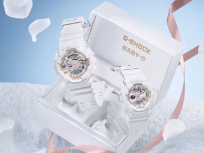 Пара белых мужских и женских наручных часов G-SHOCK и BABY-G в подарочной коробке