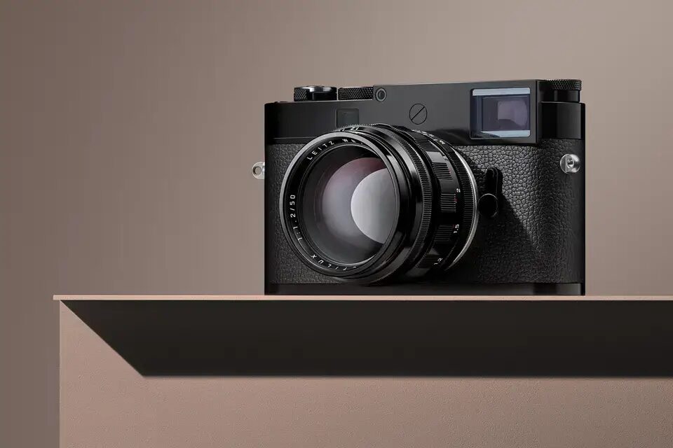 Черная камера Leica M11 с объективом Noctilux-M 50 f/1.2 на поверхности