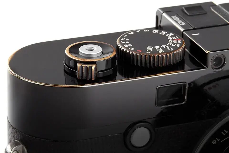 Верхняя часть цифровой камеры Leica M11 с регуляторами ISO и выдержки крупным планом