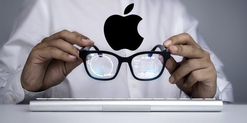 Человек держит умные очки Apple Atlas с интерфейсом на экране