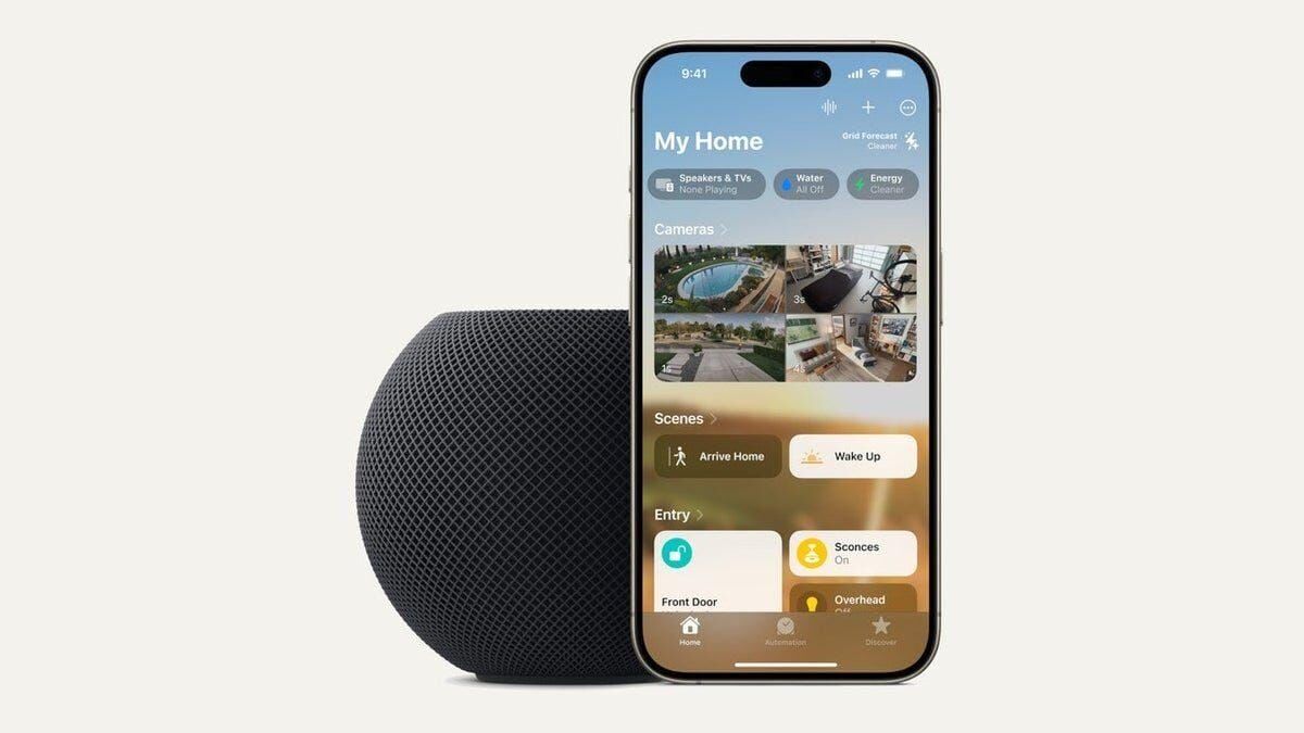 iPhone показывает умный центр управления домом Apple Home Hub, на фоне динамик и элементы умного дома