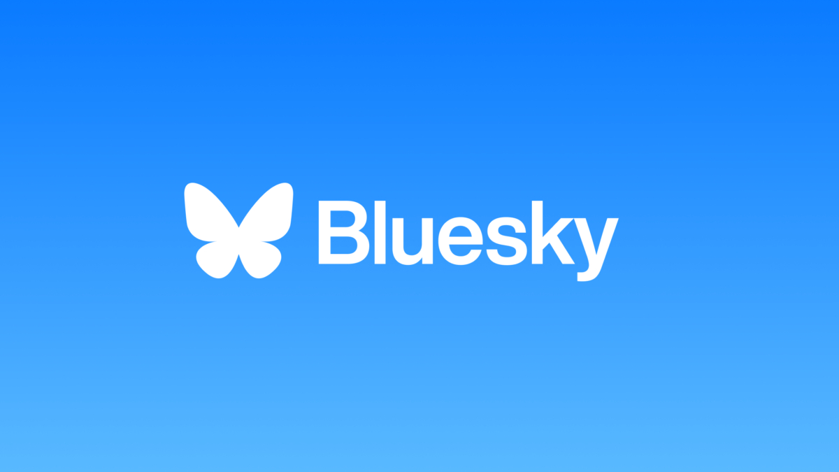 Белый логотип голубого градиента Bluesky с изображением бабочки