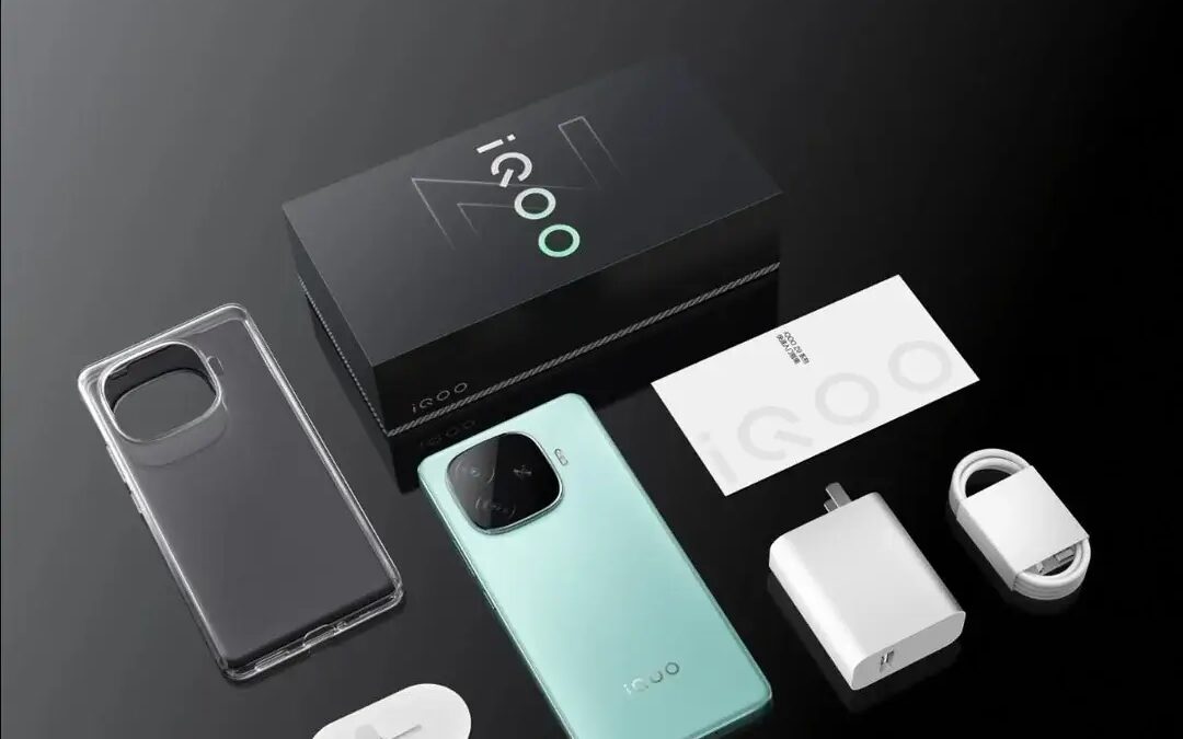 Распаковка смартфона iQOO Z9 Turbo: комплектация с зарядным устройством и чехлом