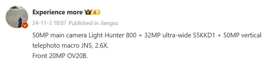 Диски виниловые на стенде с металлическими крючками