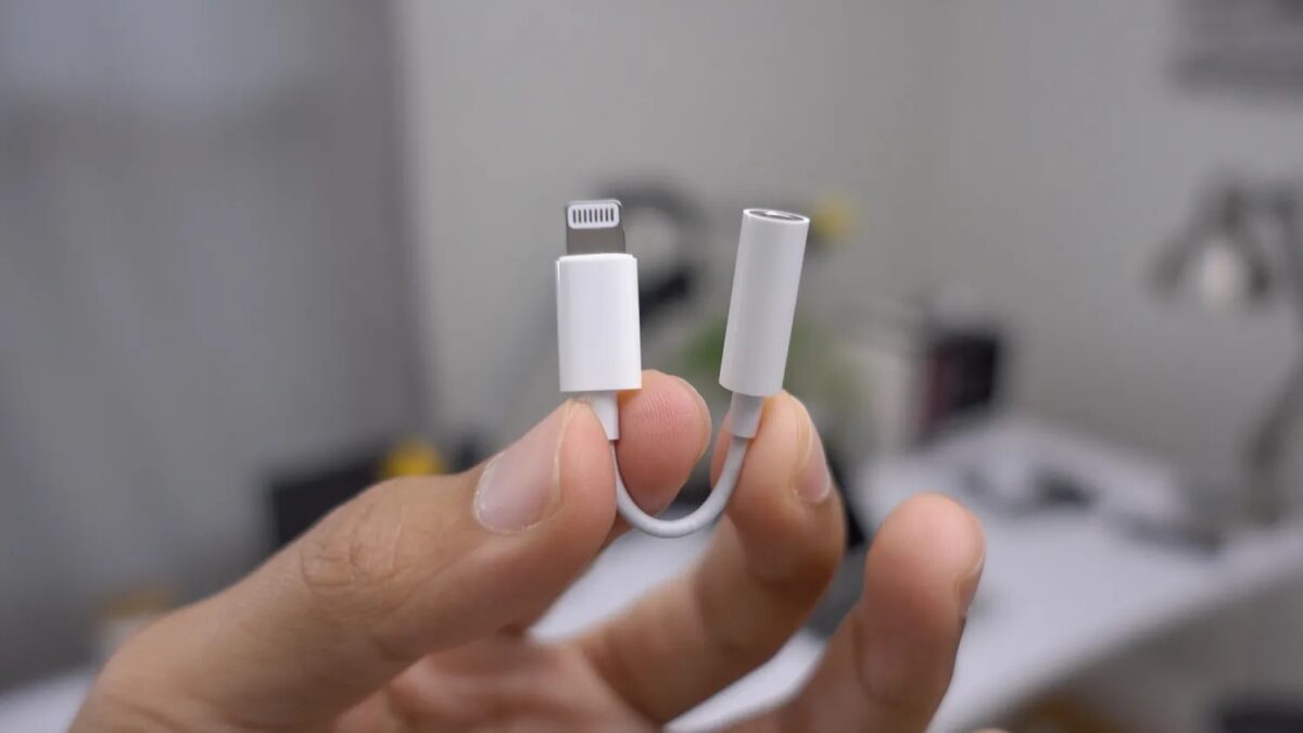 Apple может прекратить выпуск адаптера Lightning на 3,5 мм для наушников 1 lightning to 3 5mm headphone jack adapter.jpg