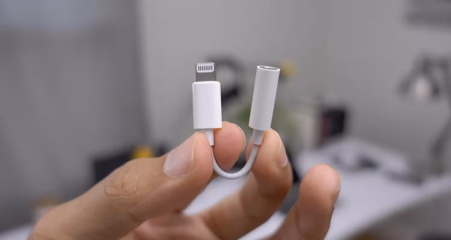 Apple ΠΌΠΎΠΆΠ΅Ρ ΠΏΡΠ΅ΠΊΡΠ°ΡΠΈΡΡ Π²ΡΠΏΡΡΠΊ Π°Π΄Π°ΠΏΡΠ΅ΡΠ° Lightning Π½Π° 3,5 ΠΌΠΌ Π΄Π»Ρ Π½Π°ΡΡΠ½ΠΈΠΊΠΎΠ² 1 lightning to 3 5mm headphone jack adapter.jpg