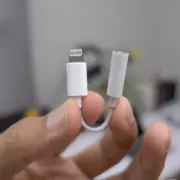 Apple может прекратить выпуск адаптера Lightning на 3,5 мм для наушников (lightning to 3 5mm headphone jack adapter.jpg)