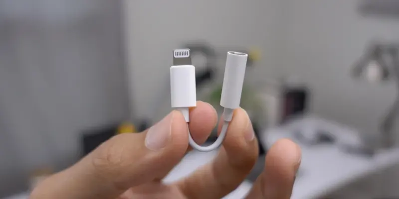 Apple может прекратить выпуск адаптера Lightning на 3,5 мм для наушников (lightning to 3 5mm headphone jack adapter.jpg)