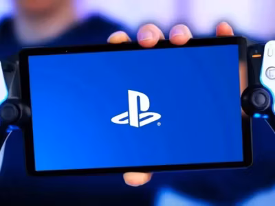 Геймпад PlayStation с держателем для смартфона в кадре с игровой демонстрацией Sony PlayStation Portal