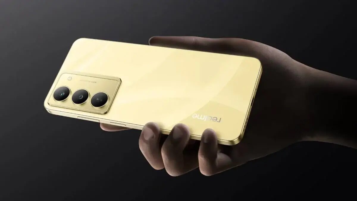 Золотой смартфон Realme V60 Pro с тройной камерой