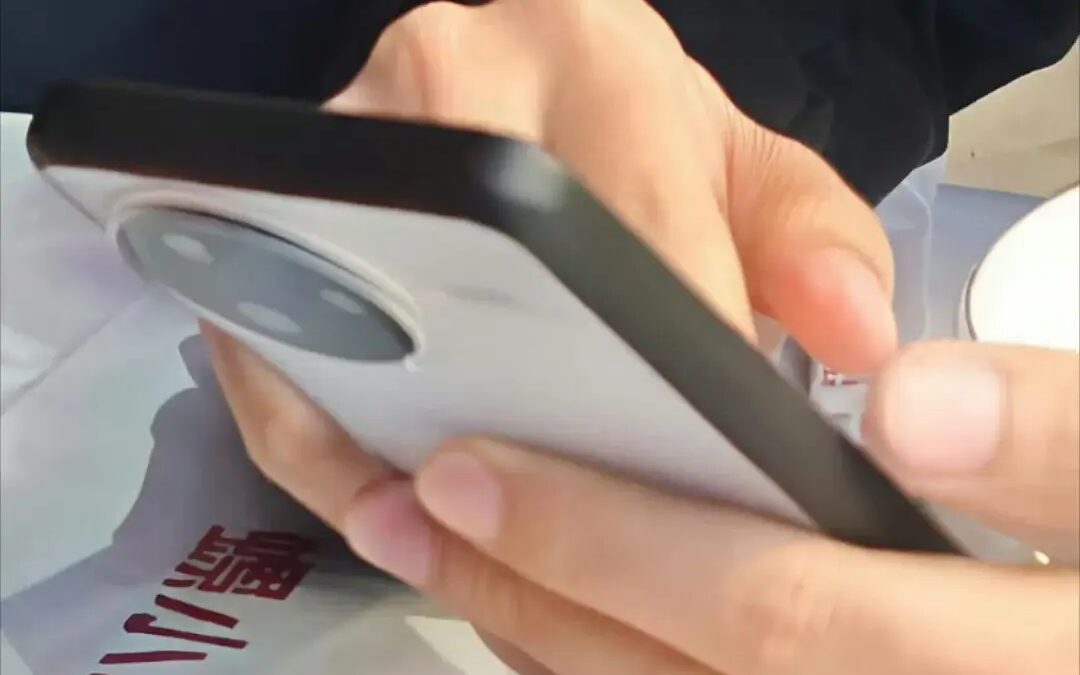 Человек держит смартфон Redmi K80 Pro на спине