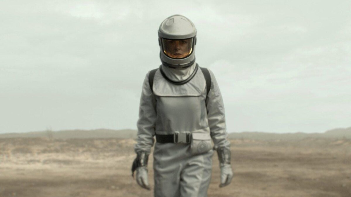 Apple TV+ выпустили видео-резюме сериала «Убежище» перед стартом второго сезона 1 silo season 2 still