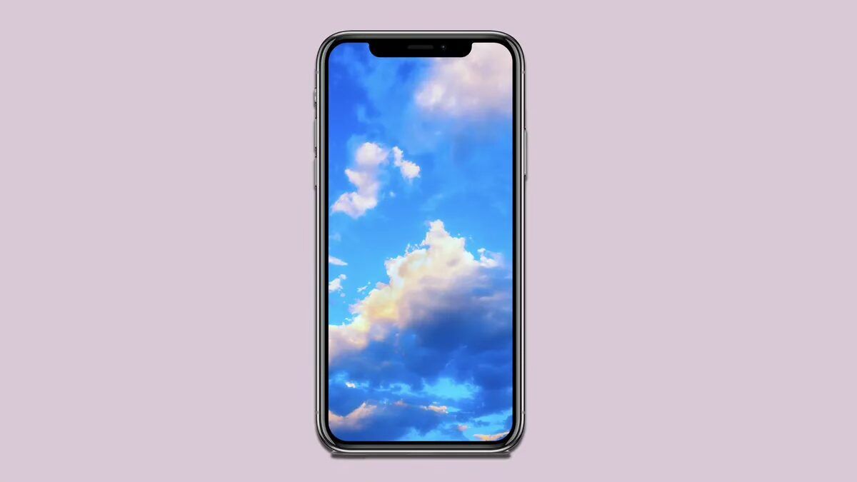 iPhone с изображением голубого неба и облаков