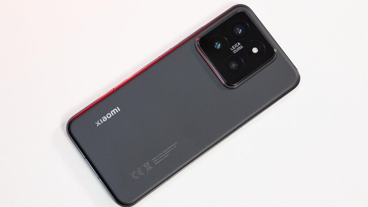 Задняя часть смартфона Xiaomi 14 с камерой и логотипом