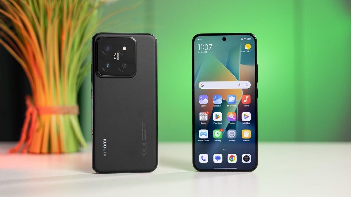 Смартфон Xiaomi 14 с чёрным корпусом и крупным модулем камеры