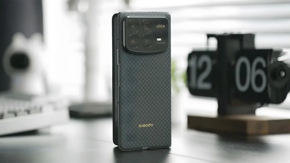 Смартфон Xiaomi с крупной камерой и текстурированным корпусом