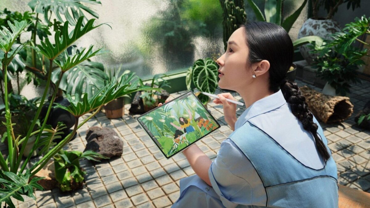 Женщина с планшетом Хуавей в ботаническом саду