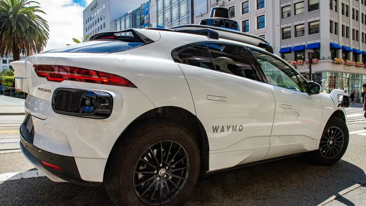 Беспилотный автомобиль Waymo на улице в городе перед международными тестами в Японии