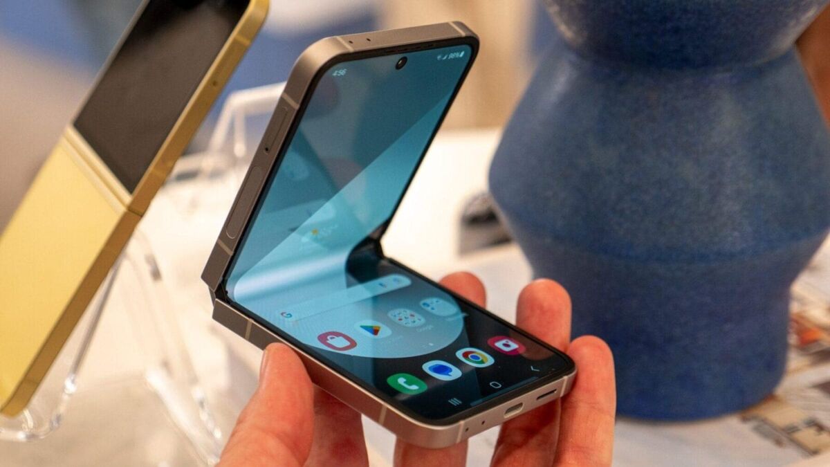 Смартфон Samsung Galaxy Z Flip 7 с гибким экраном, вид лицевой панели