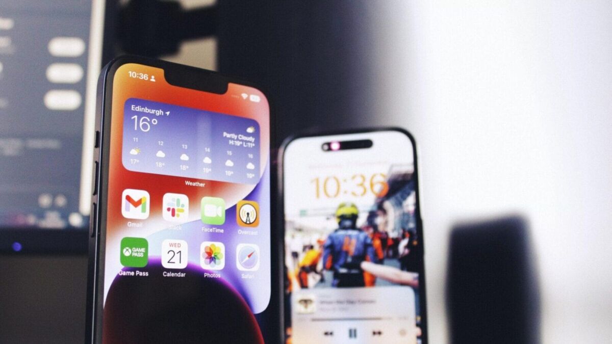 Экран iPhone с домом приложений, виджетами и уведомлениями в iOS