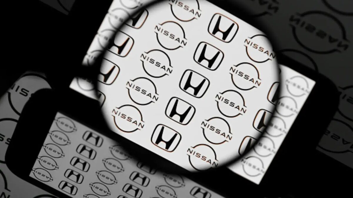 Логотипы Nissan и Honda под лупой на белом фоне