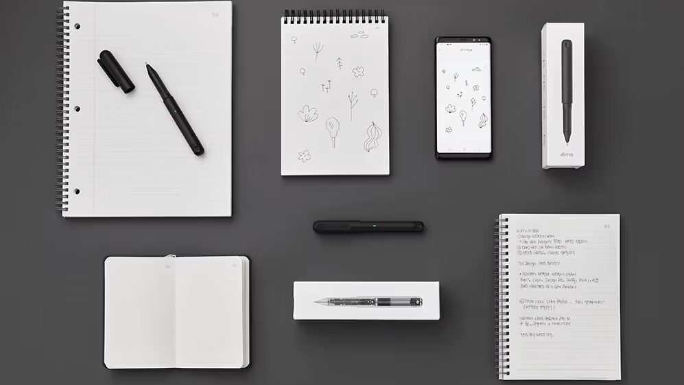 Много оружий и канцелярских принадлежностей на сером столе