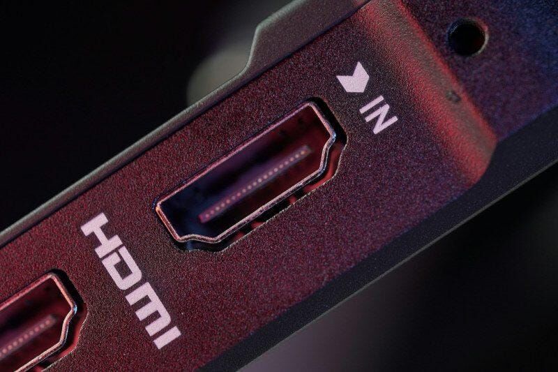 Интерфейс HDMI 2.2 на металлической панели устройства для видеоподключения на CES