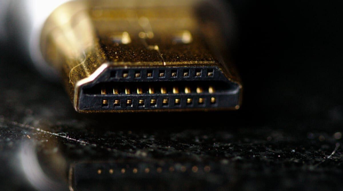 HDMI 2.2 кабель разъем вблизи с пиновой решеткой