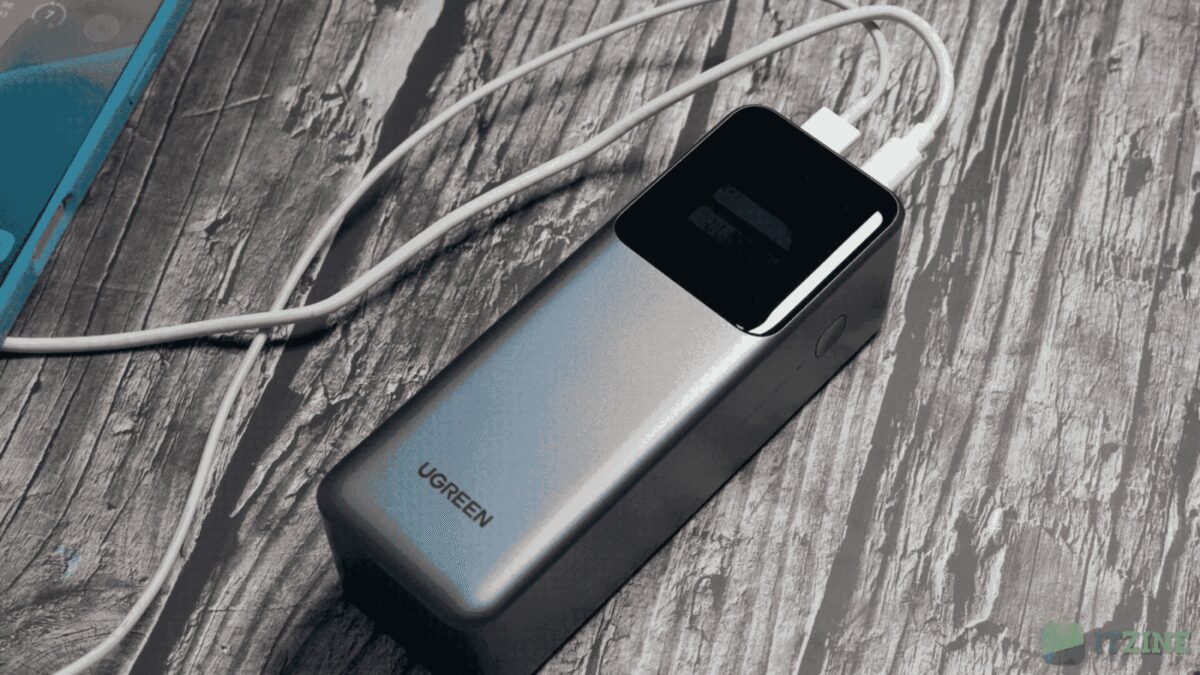 Бионический костюм с зелеными элементами и интерфейсом