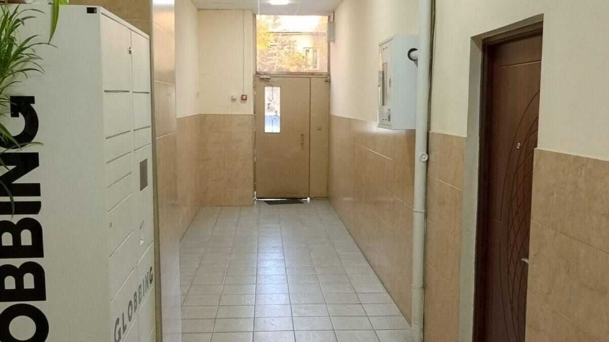 Коридор в многоквартирном доме с автоматическими почтовыми ящиками