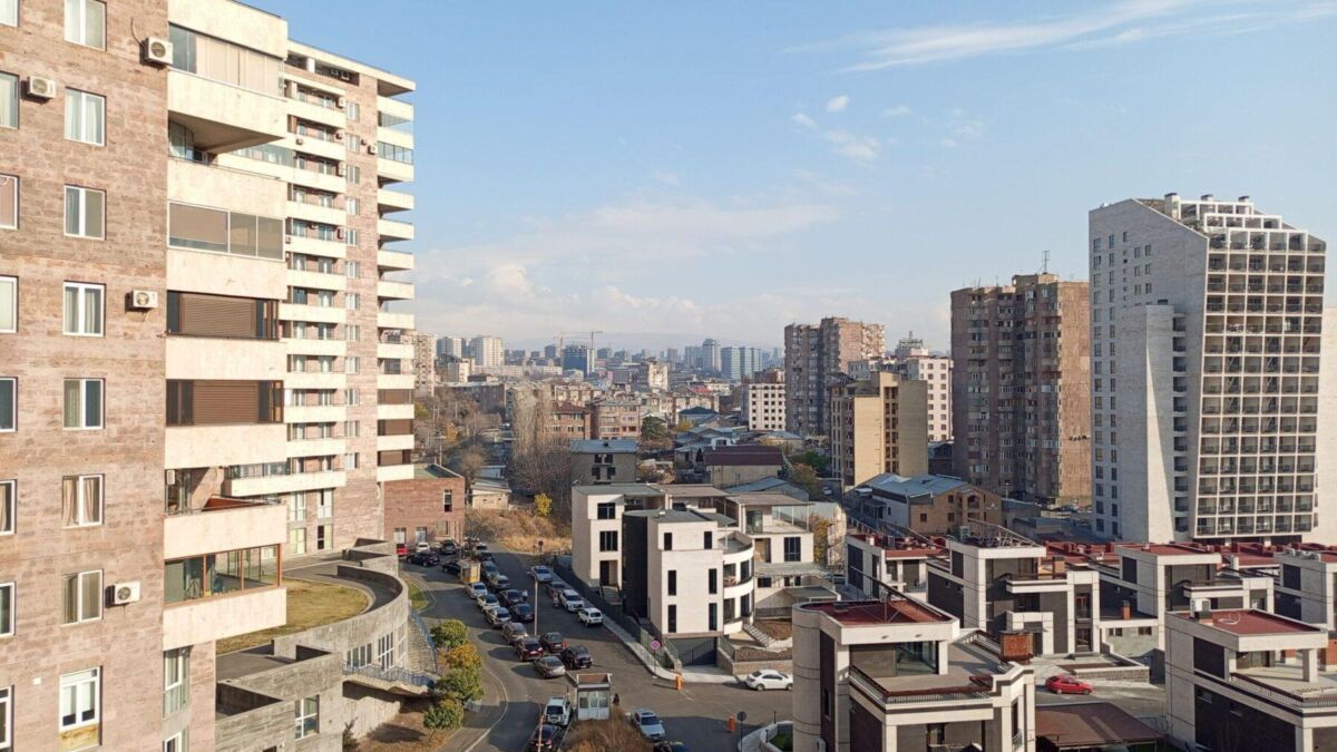 Высотные жилые здания на фоне городского пейзажа