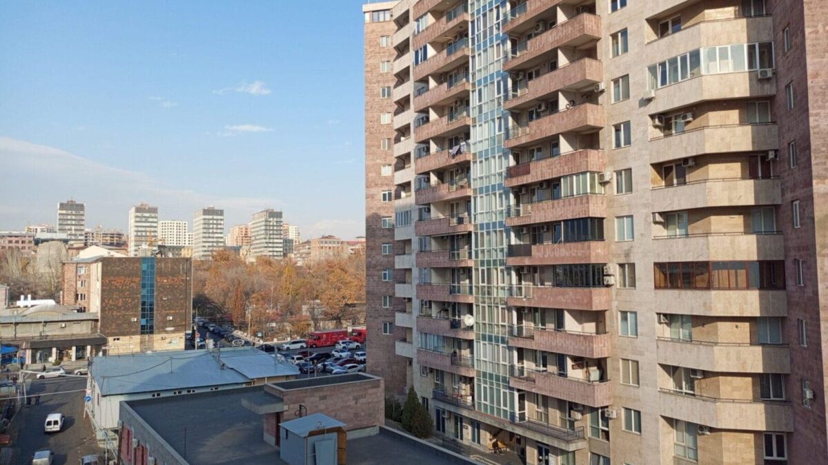 Высотка многоквартирного дома с балконами и окнами