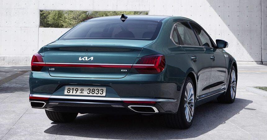 Задняя часть Kia K9 в зеленом цвете с хромированными вставками