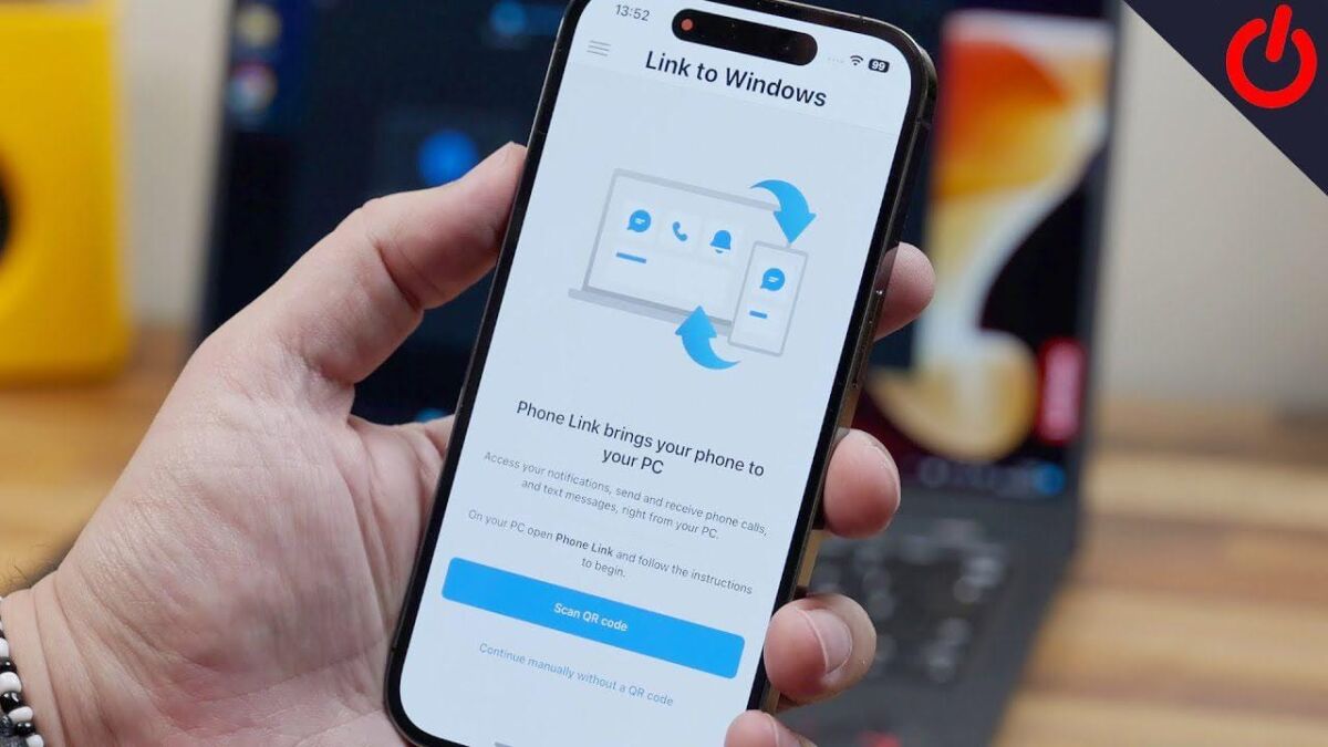Робот Tesla с белым корпусом и черным лицевым экраном держит красную лоток с элементами