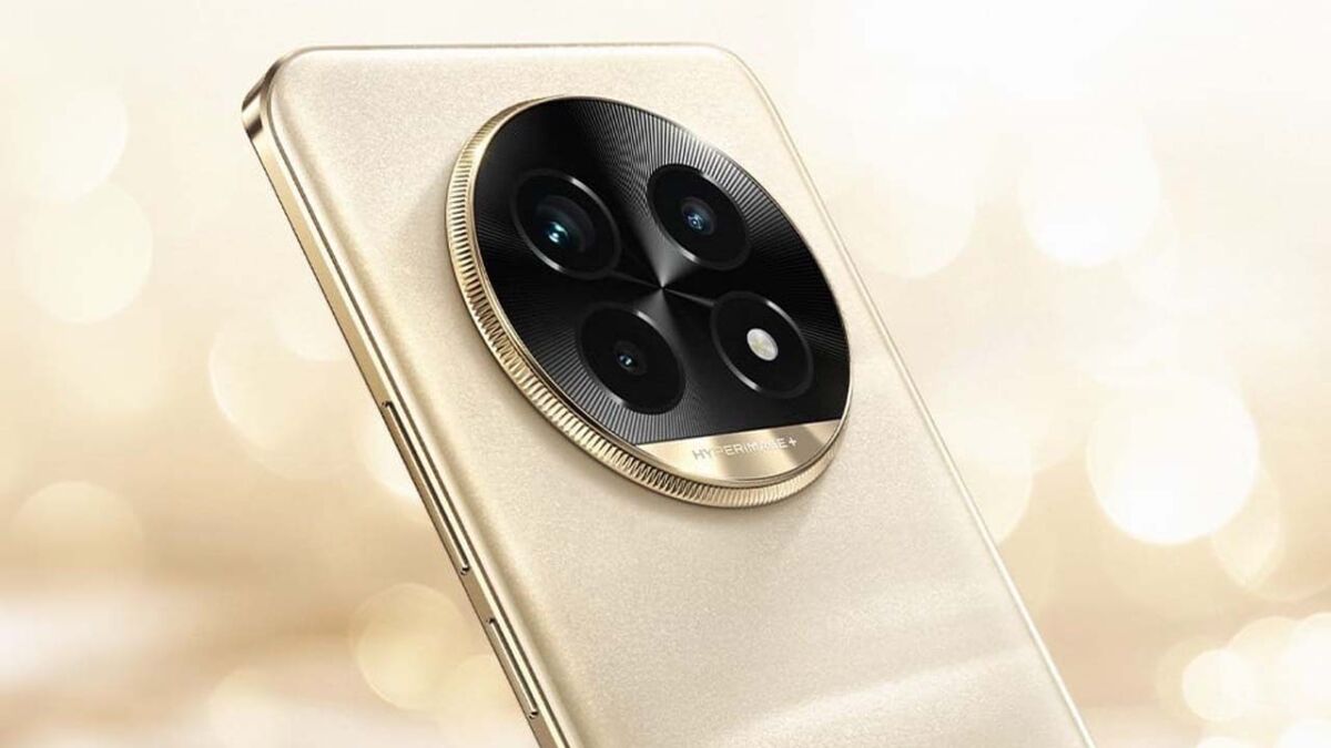 Камера смартфона Realme 14 Pro с тремя объективами и золотым корпусом