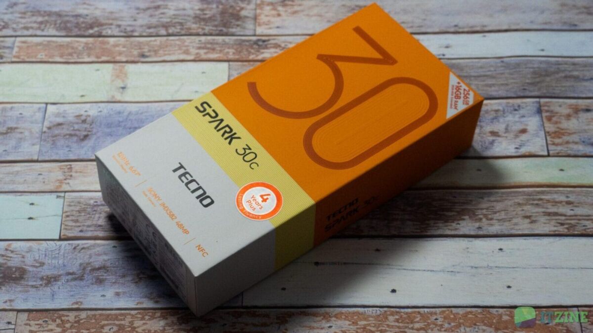Коробка смартфона Tecno Spark 30C на деревянном фоне
