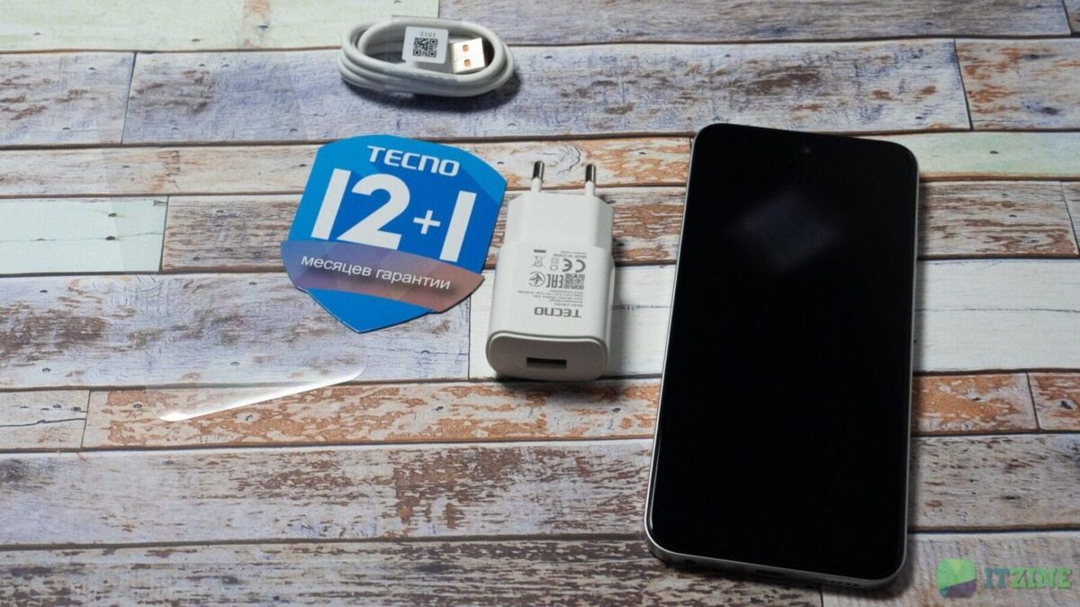 Смартфон Tecno Spark 30C вблизи с зарядным устройством