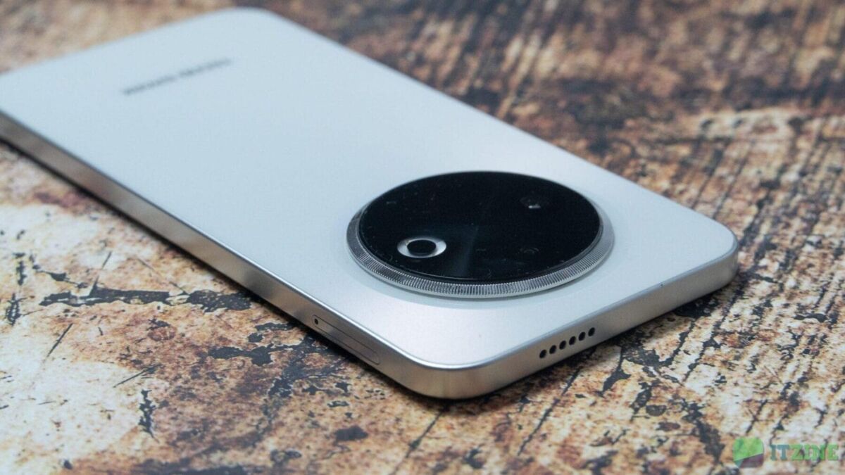 Смартфон Tecno Spark 30C на деревянной поверхности