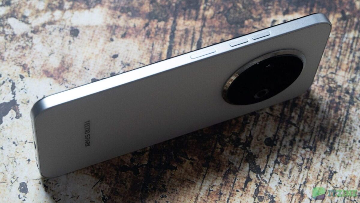 Задняя панель смартфона Tecno Spark 30C с круглой камерой и кнопками управления