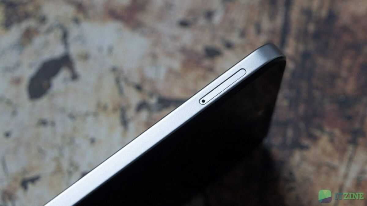 Верхняя боковая часть смартфона Tecno Spark 30C с надломной сим-картой