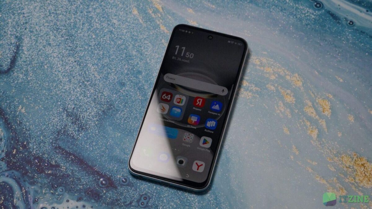 Смартфон Tecno Spark 30C на поверхности со снегом и льдом