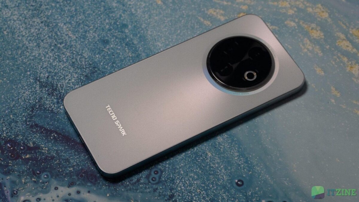 Серебряный смартфон Tecno Spark 30C с крупной круговой камерой