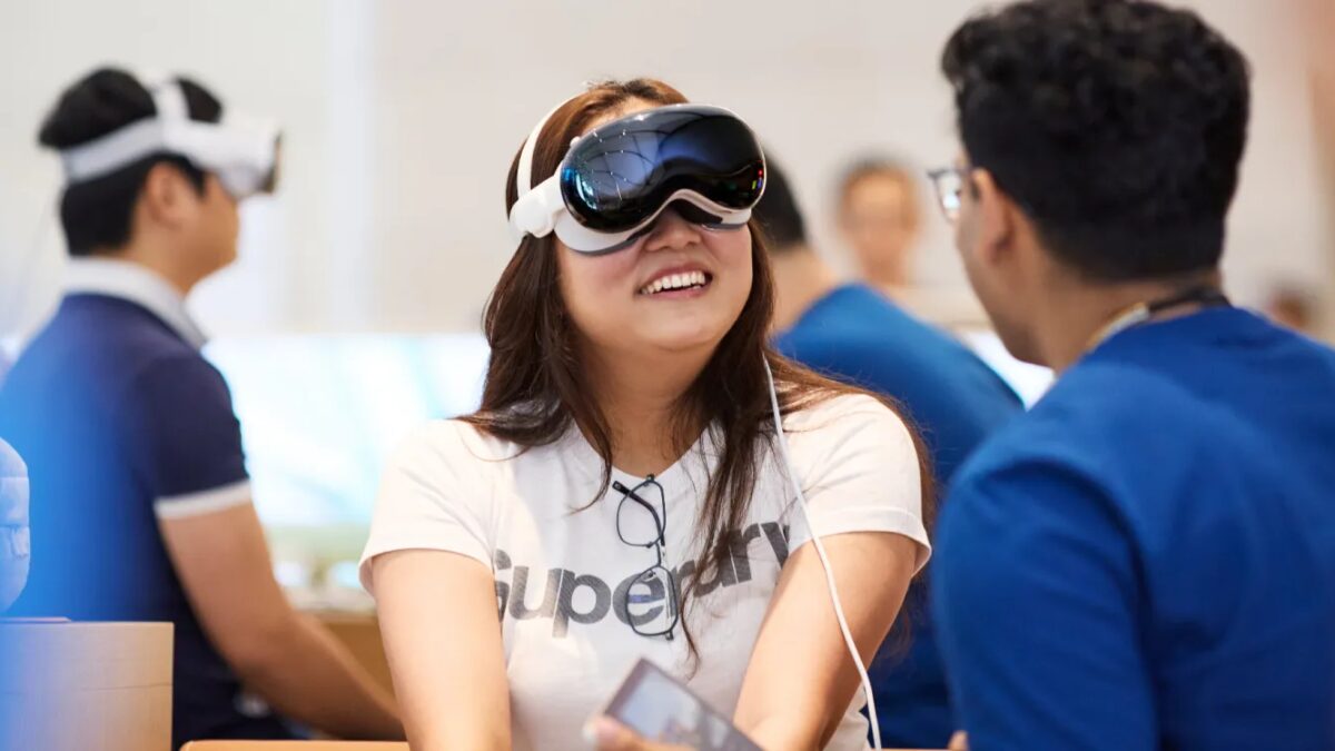 Apple начнёт продажи Vision Pro на Тайване в декабре 2 vision pro apple store.jpg
