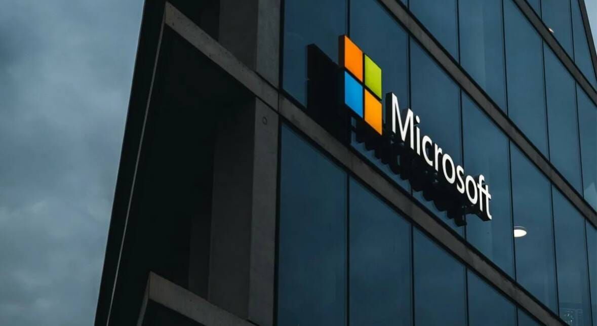 Многоэтажное офисное здание Microsoft с логотипом на фасаде