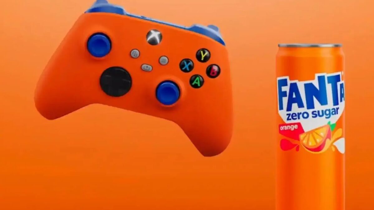 Контроллер Xbox и баночка Fanta апельсин на оранжевом фоне