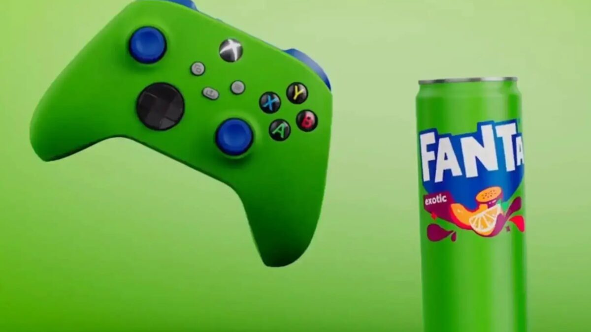 Зеленый контроллер Xbox с синими кнопками и изображением Fanta на фоне