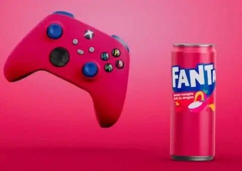 Игровой контроллер Xbox и банка Fanta на разноцветном фоне