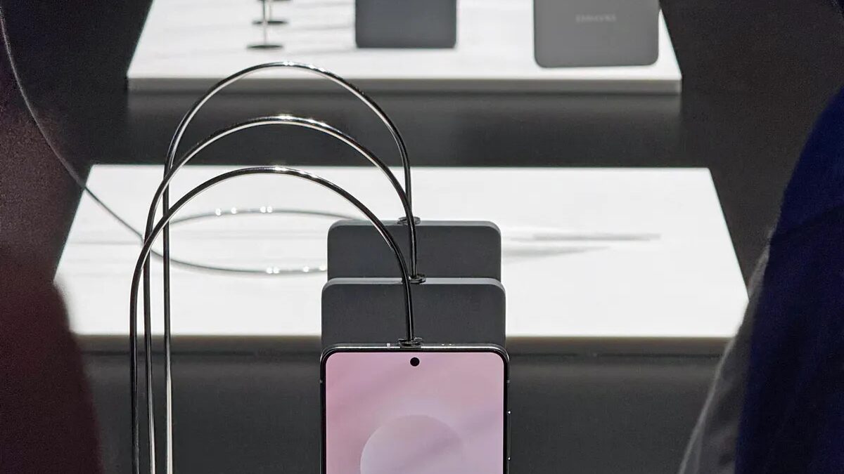 Ультратонкий смартфон Samsung Galaxy S25 Edge может опередить Apple 7 floating vert 2 web.jpg