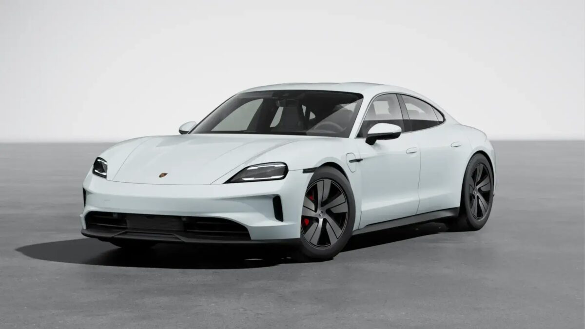 Porsche Taycan на открытом пространстве во время установления рекорда Гиннесса